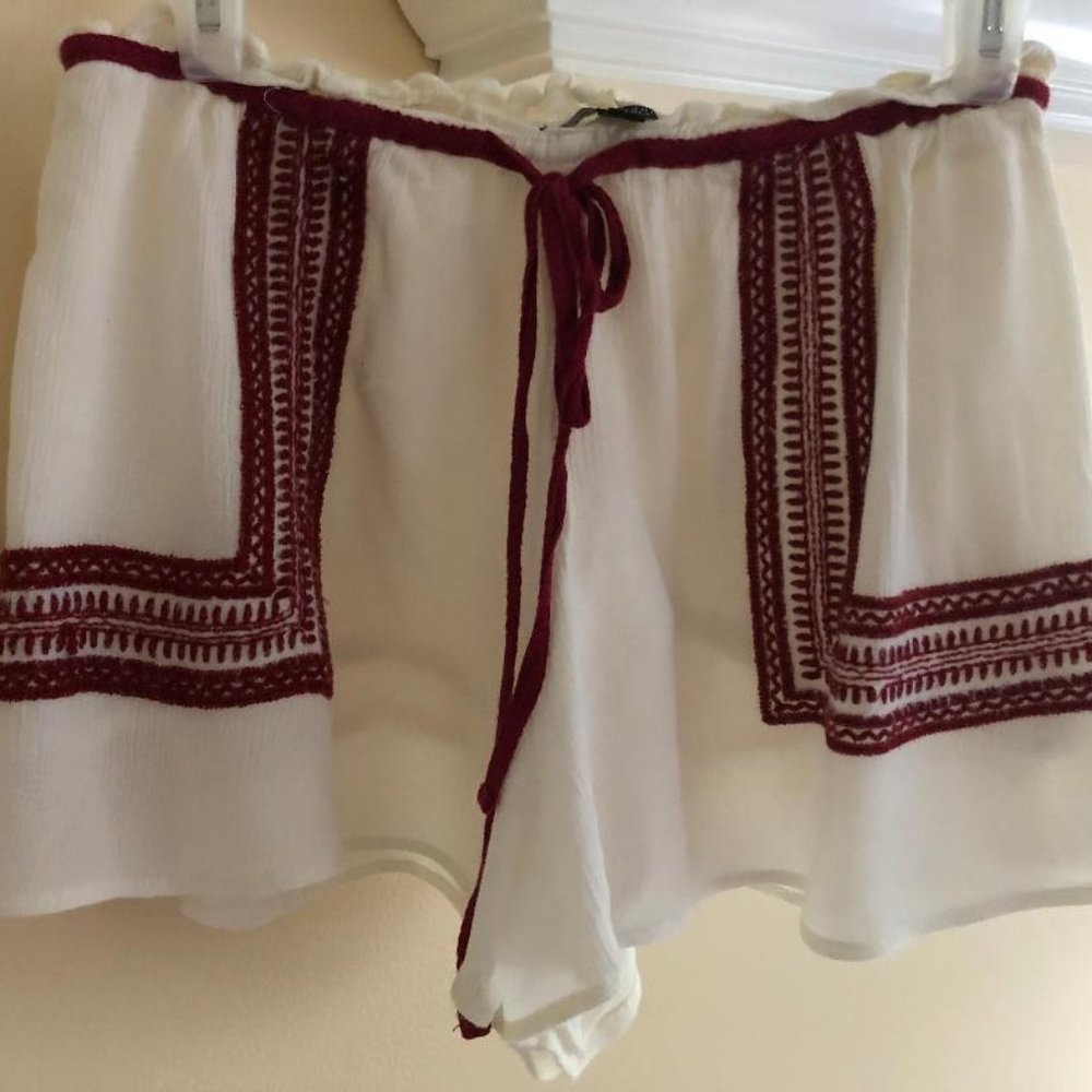 Romeo & Juliet Couture Off-White & Red Shorts - Size: M